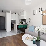 Lejlighed Light Grey In Cracow With Furnished Balcony By Renters *