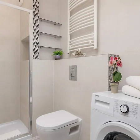 Light Grey In Cracow With Furnished Balcony By Renters 아파트