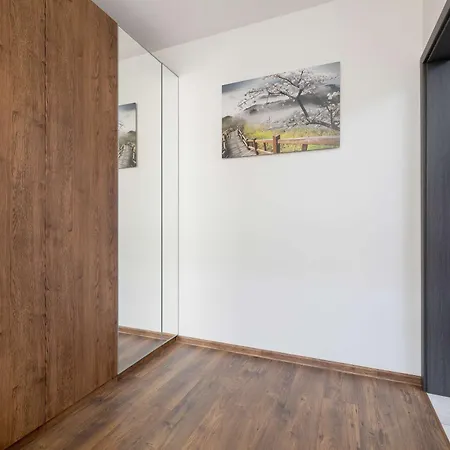 דירה Light Grey In Cracow With Furnished Balcony By Renters
